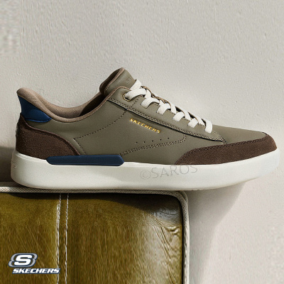 Sapatilha Skechers verde, castanha e azul com sola branca e atacadores brancos.