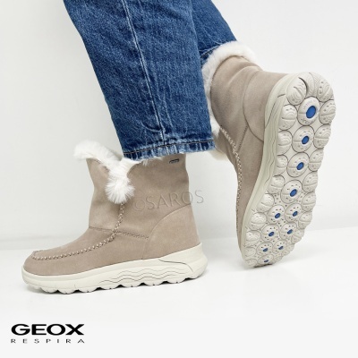 Bota Geox bege em camurça com pelo e sola branca, usada com jeans