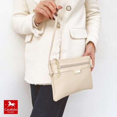 Mala tiracolo bege com fecho dourado e incrível textura