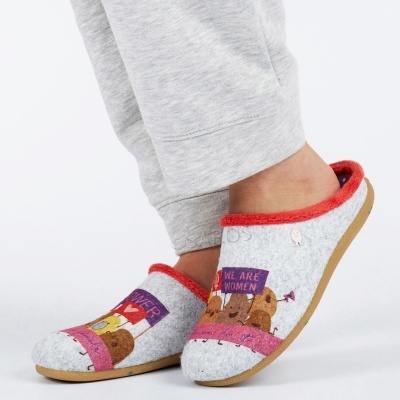 Pantufas cinzentas com bordas vermelhas e estampado colorido WE ARE WOMEN