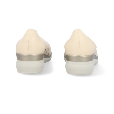 Vista traseira de par de sapatos de senhora em couro bege claro