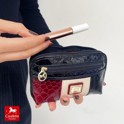 Mala pequena croco preta, vinho e creme com fecho e logo Cavalinho Penafiel