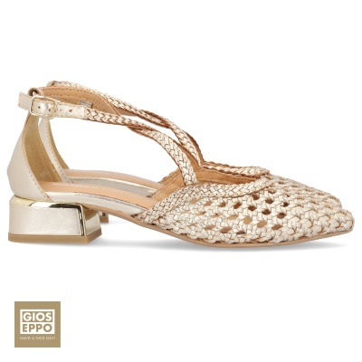 Sapatilha feminina bege trançada com salto baixo dourado e tira ajustável.