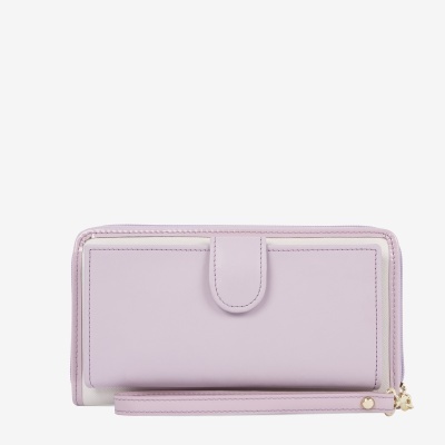 Carteira lilás em pele sintética com aba e alça para transporte