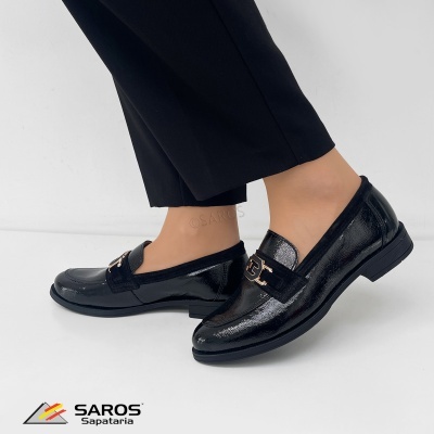 Sapatos mocassins pretos em verniz com detalhe metálico