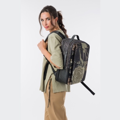 Mochila preta com padrão camuflado, ilustração de rosto e texto Anekke