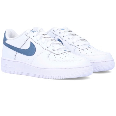 Ténis Nike Air Force 1 brancos com swoosh azul
