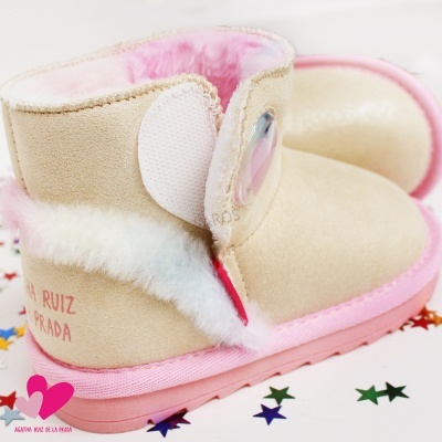 Botas infantis bege com pêlo rosa e branco e coração transparente cor-de-rosa