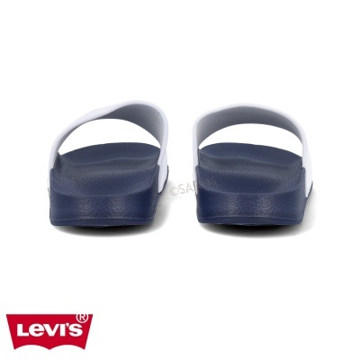 Chinelos Levi's azul escuro e branco em fundo branco com logótipo Levi's
