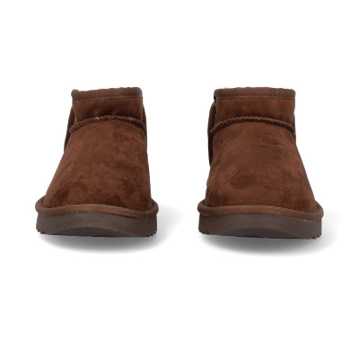 Par de pantufas castanhas com sola espessa e detalhes de costura