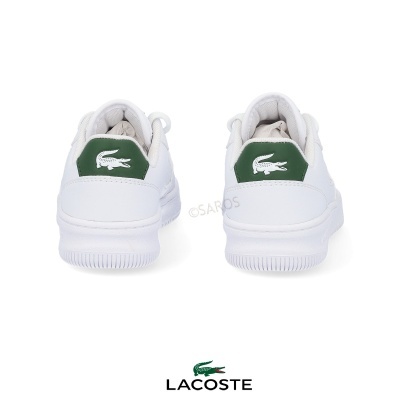 Tênis brancos Lacoste com detalhe verde e crocodilo branco na parte traseira