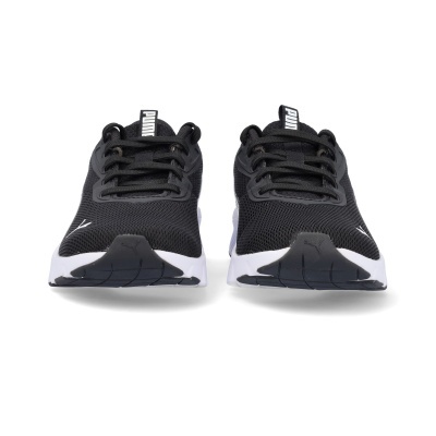 Par de sapatilhas desportivas pretas com sola branca e logótipo PUMA.