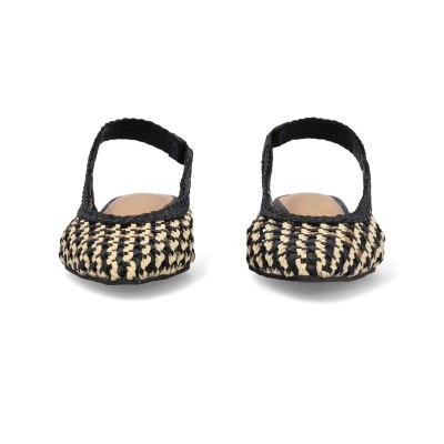 Sapatos de tecido trançado preto e bege com alças e salto plano.