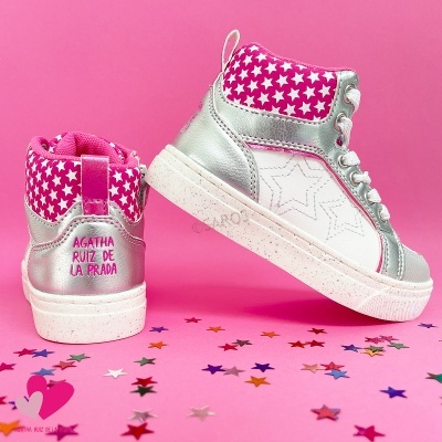 Ténis altos infantis branco, prata e rosa com estrelas e texto AGATHA RUIZ DE LA PRADA