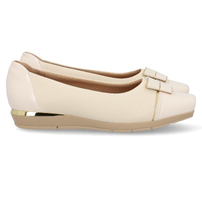 sapatilhas bege claras com laço e detalhe dourado no calcanhar