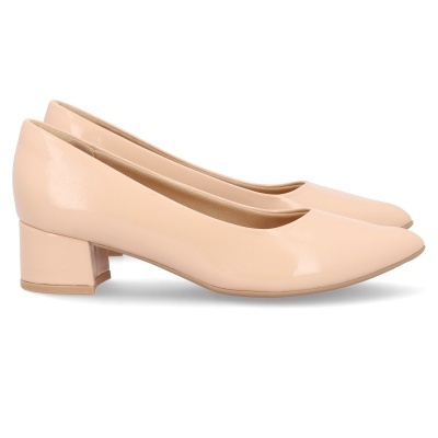 Sapatos de salto médio em verniz bege com biqueira ovalada