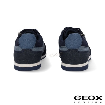 Sapatilhas desportivas azuis vistas de trás com sola branca e azul