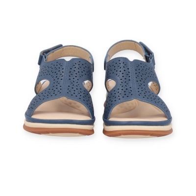 Sandálias azuis de pele perfurada com sola branca e castanha