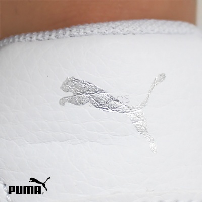 Fecho branco com logótipo prata da Puma em couro.
