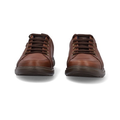 Sapatos castanhos de couro com atacadores castanhos e sola preta, vistos de frente