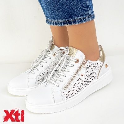 Ténis brancos femininos com recortes decorativos e detalhes dourados