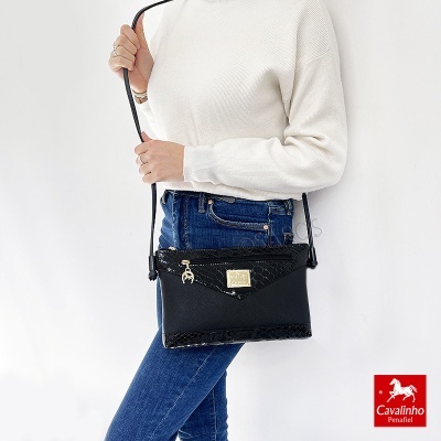 Mala preta de couro com textura croco e alça fina