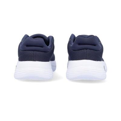 Ténis desportivos azuis escuros com sola branca vistos de trás