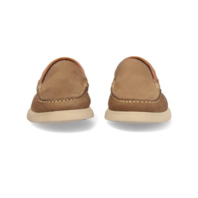 Par de mocassins castanhos em camurça e couro com sola bege clara