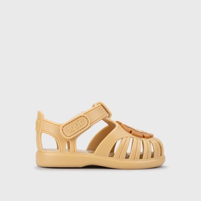 Sandália infantil bege de plástico com tiras e fecho de velcro