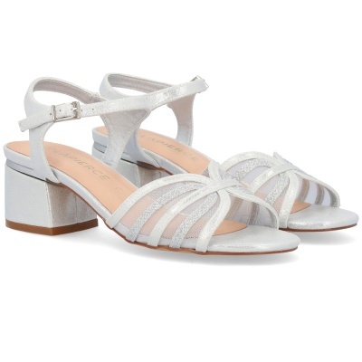 Sandálias femininas brancas com saltos baixos e tiras entrelaçadas