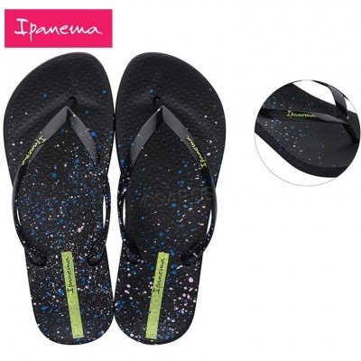 Chinelos Ipanema pretos com manchas coloridas e logotipo amarelo
