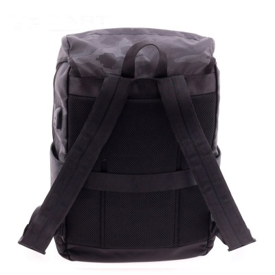 Mochila preta com padrão camuflado e alças acolchoadas