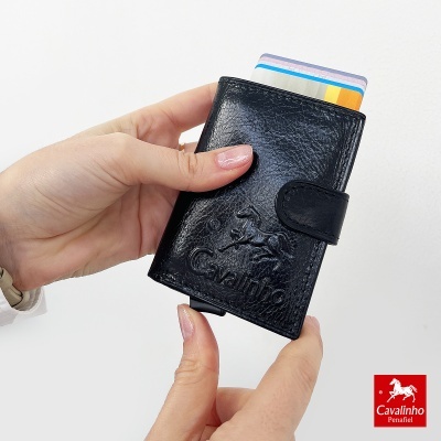 Carteira preta em couro com cartões, logótipo Cavalinho embutido