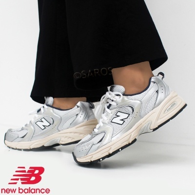 Ténis New Balance prateados com solado bege e logo N branco