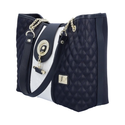 Mala de senhora azul escura e branca com alças douradas e pendente decorativo