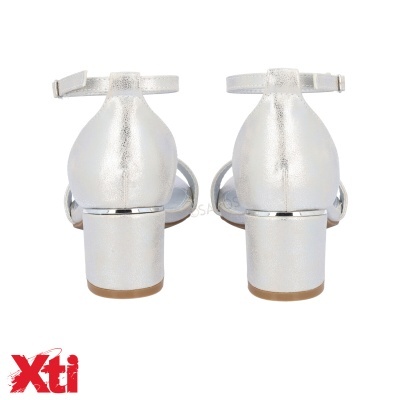 Sandálias prateadas com salto médio quadrado e fecho de fivela