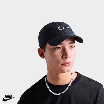 Homem a usar boné preto Nike com logótipo branco e colar colorido de contas
