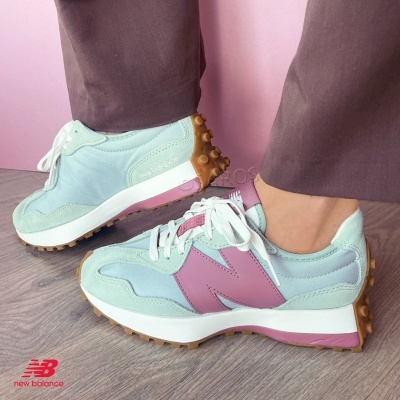 Ténis New Balance azul claro e rosa com sola castanha e atacadores brancos
