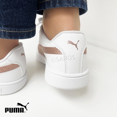 Ténis brancos PUMA com detalhes castanho claro metálico usados por criança