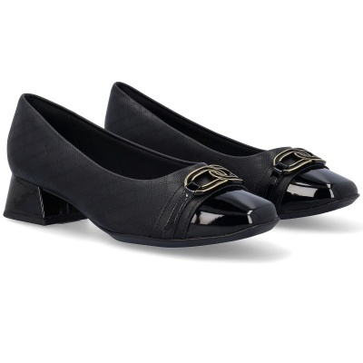 Sapatos pretos de senhora com salto baixo e detalhe dourado
