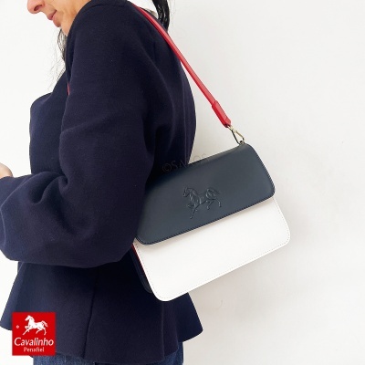 Mala Cavalinho preta e branca com alça vermelha e logo de cavalo em relevo