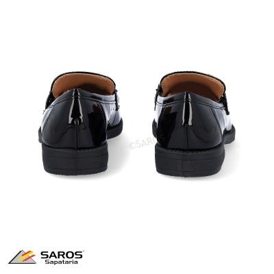 Sapatos pretos em verniz, vista traseira, fundo branco