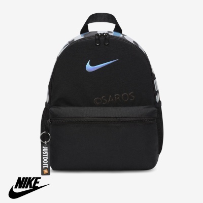 Mochila preta Nike com logo azul e bolso frontal com fecho preto