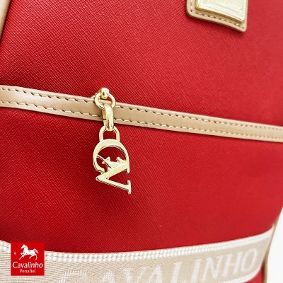 Bolsa vermelha com acabamento em bege e pingente dourado CV Cavalinho