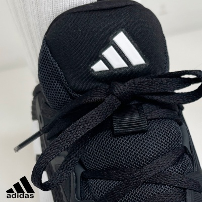 Ténis desportivo preto com logótipo Adidas branco
