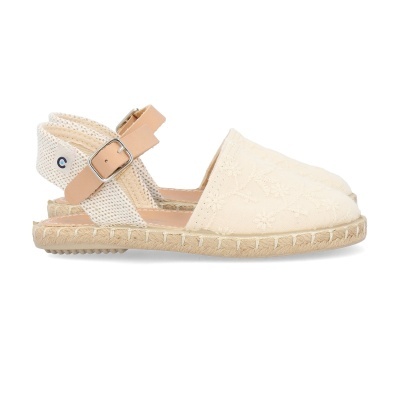 Sandália tipo alpercata creme com padrão bordado e tira de fivela