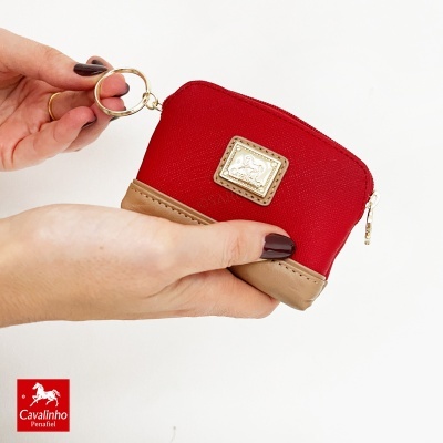 Carteira pequena vermelha e bege com zíper e chaveiro dourados