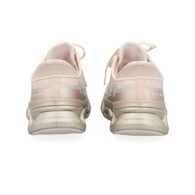 Ténis desportivos rosa claro e bege vistos de trás com texto SLIP-INS