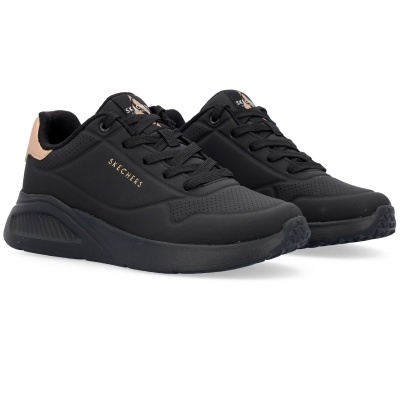 Ténis Skechers pretos com detalhes em bege claro e sola preta