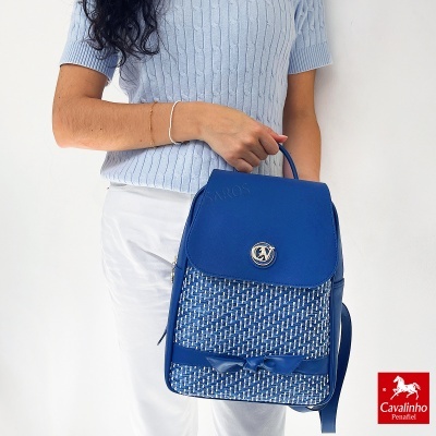 Mochila azul Cavalinho Penafiel com padrão trançado e detalhe de laço azul